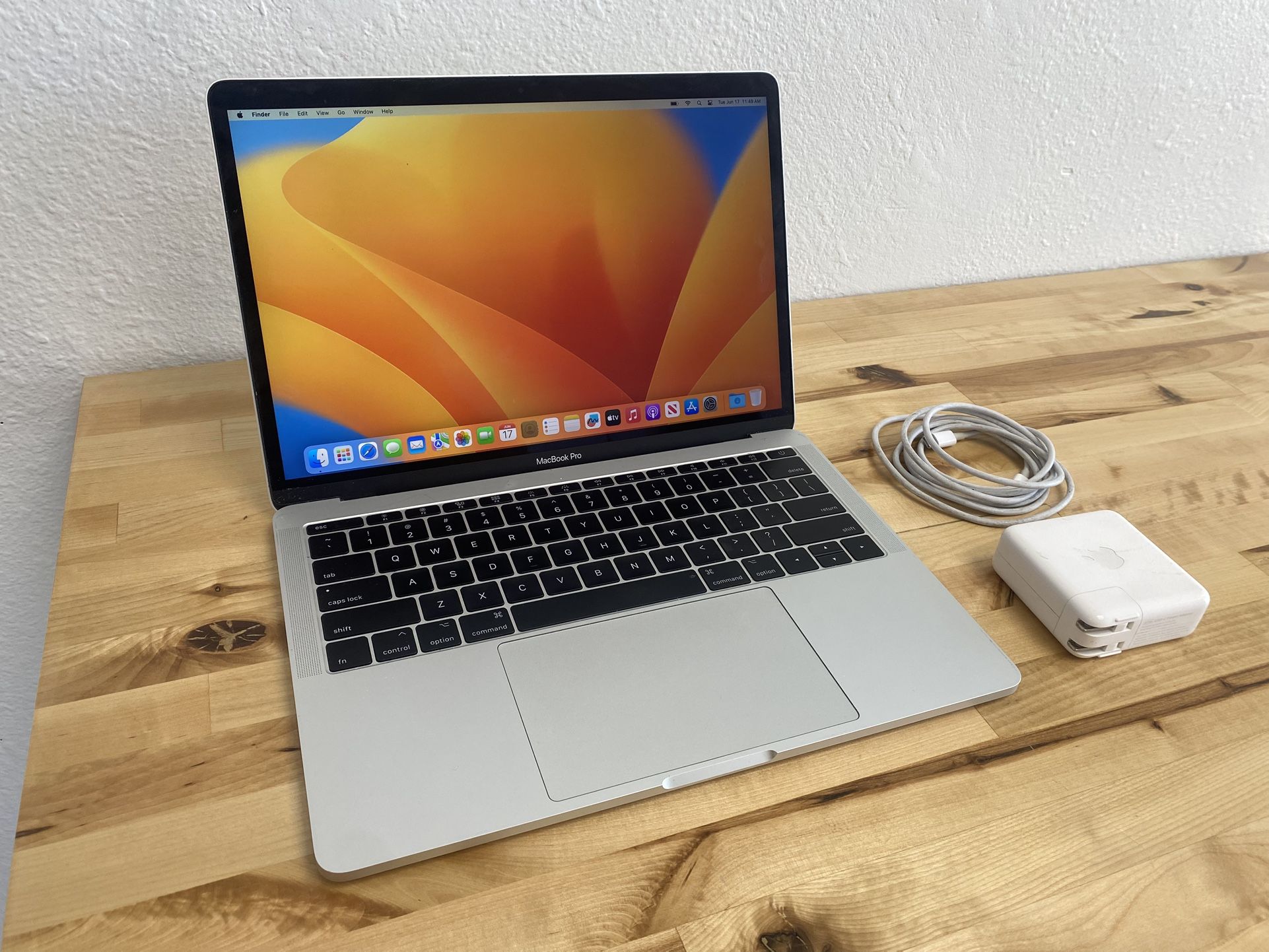 Like New MacBook Pro 13” (2017) – Intel i5 / 8GB / 256GB – Silver