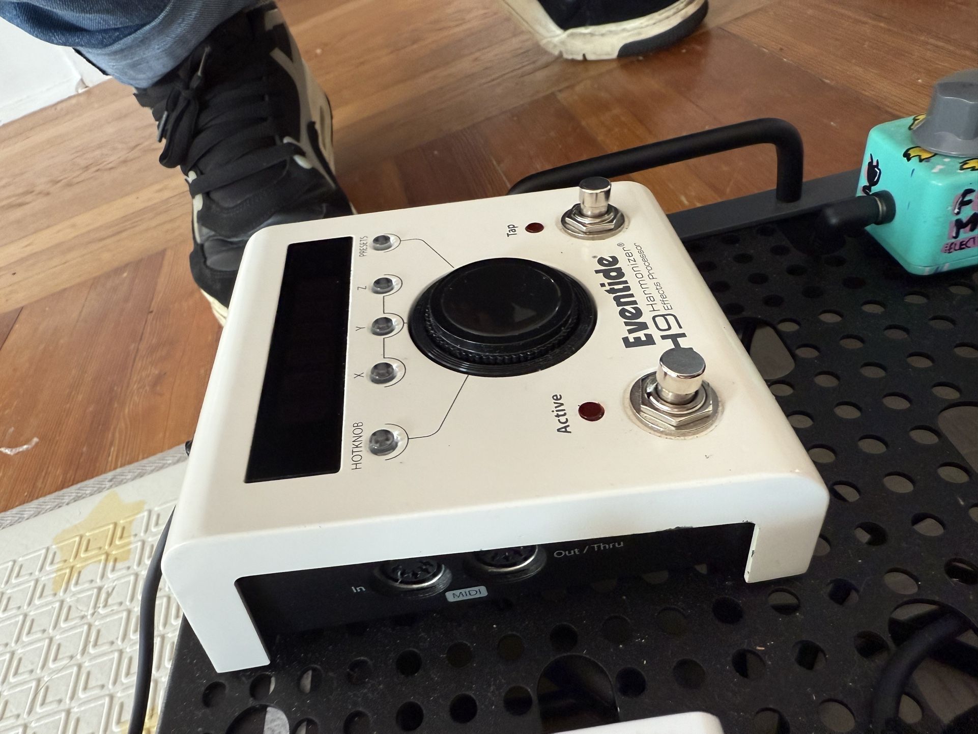 Eventide harmonizer H9 and JHS splitter