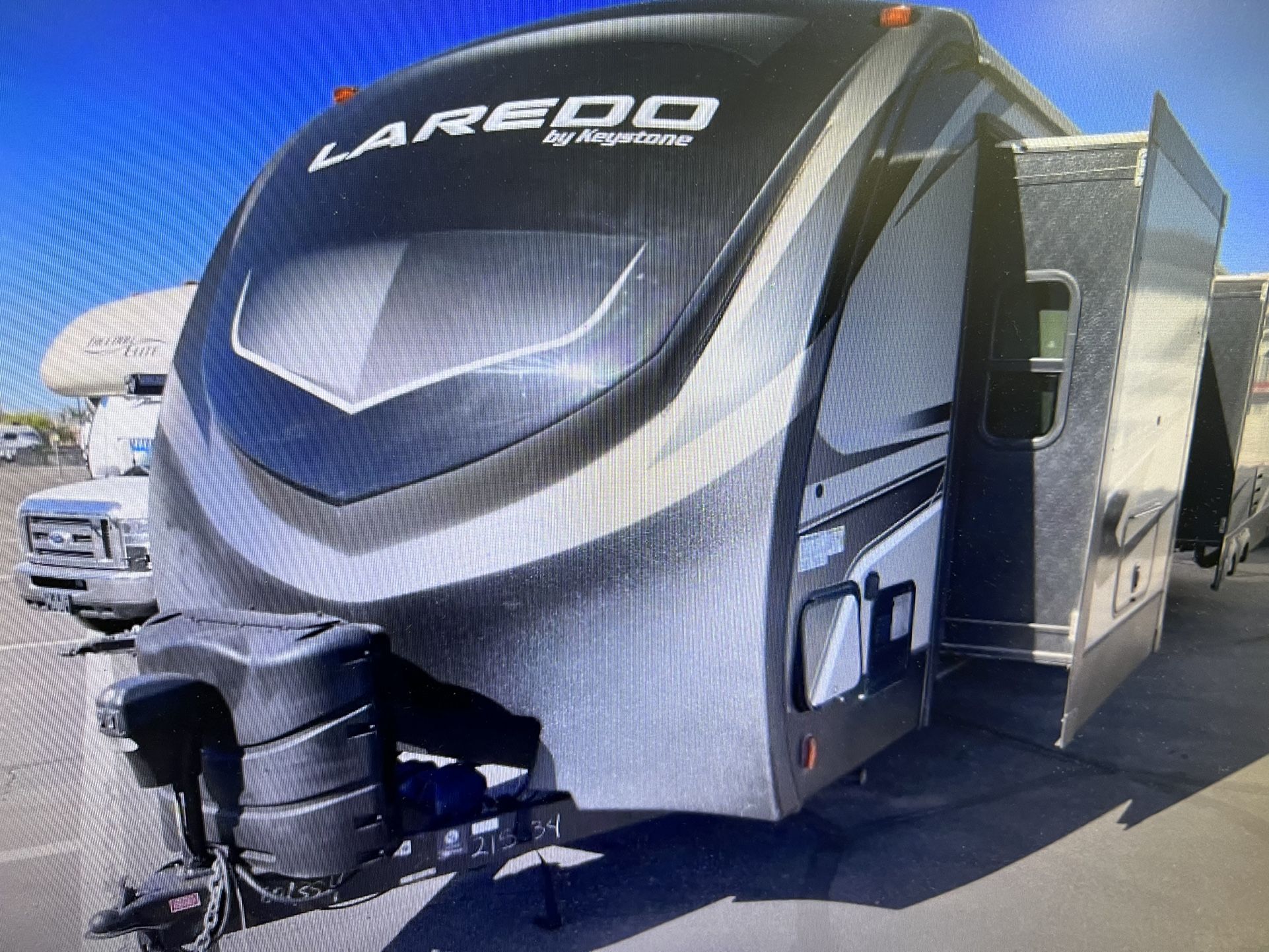 2020 LAREDO 330RL