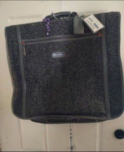 Nice 4 piece luggage Oscar De la renta will not separate.