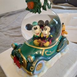 Mickey And Minnie Christmas Snow Globe 