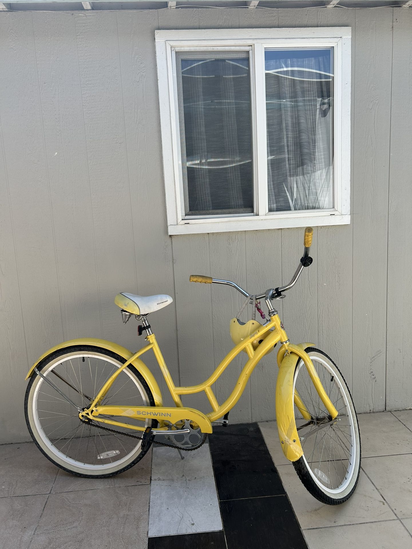 Schwinn Women's Legacy 26 Cruiser Bike