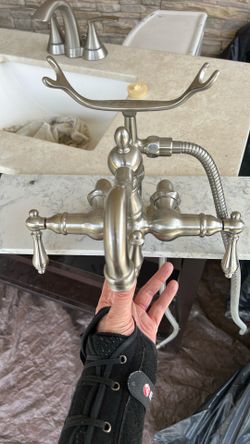 Tub fixture for clawfoot tub