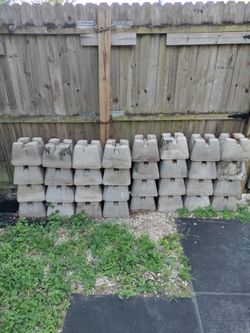 32 Concrete deck blocks