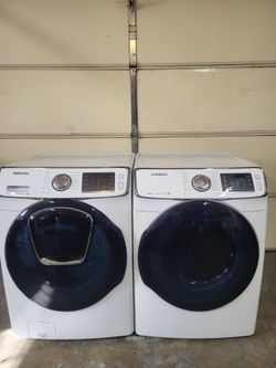 2021 samsung Stackable smart washer and dryer (delivery available)