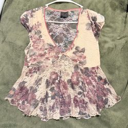 Vintage floral top small v neck line extremely flattering