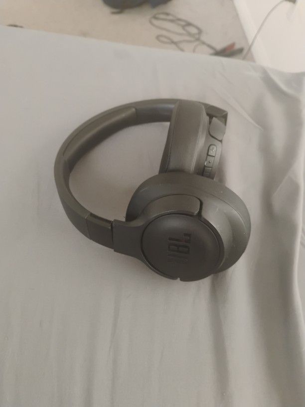 JBL Tune 770NC Adaptive Over The Ear Noise Canceling Head Phones Wireless Headphones BARELY USED MORE THAN ONCE