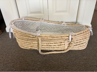 Moses basket with liner, pad, and handles