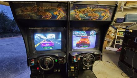 A Pair Of Crusin World Driver Arcade Game