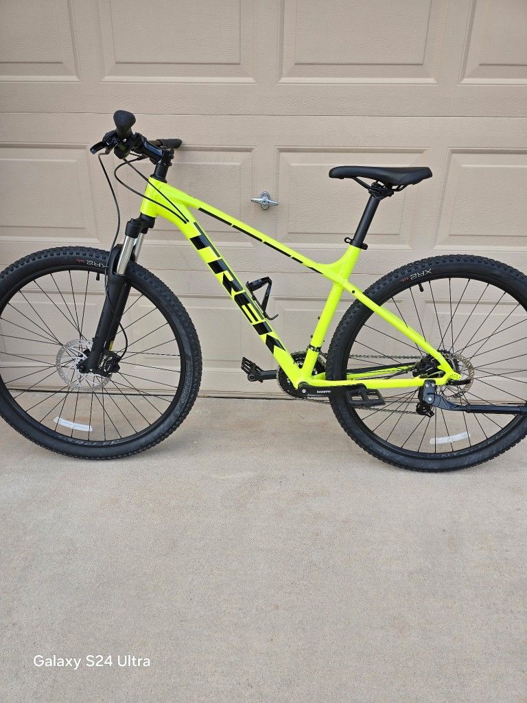 TREK MARLIN 5 MOUNTAIN BIKE, 29ER (LARGE FRAME)