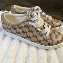 Michael kors  shoes size 4