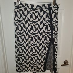 *NWOT* Plus Size Geometric Black + White Knit Skirt (1x)
