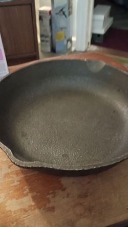 Cast iron frying pan