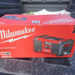 Milwaukee
M18 18V Lithium-Ion Cordless Jobsite Radio(FIRM 100)