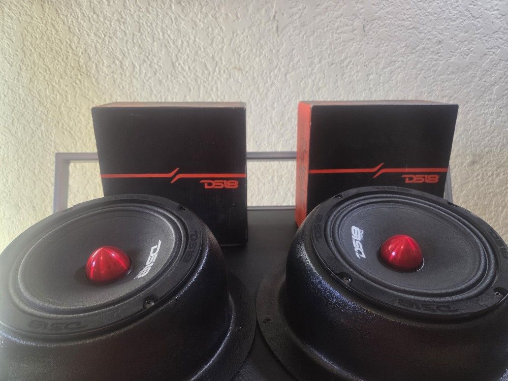 DS18 Pro 6.5" Midrange Speakers With Bullet.  450 Watts.  Base Included!       Hablo Español  Se Vende Bocinas Y Base De Voz.   ds18 Pro!!!  Base Incd