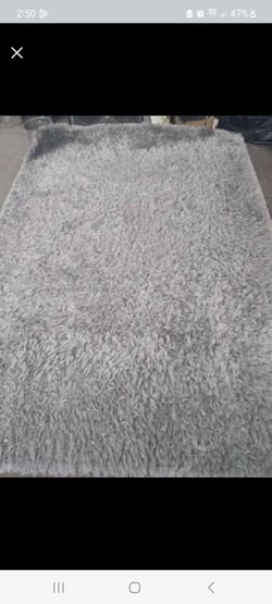9' x 6' shiny Grey shag carpet. New condition