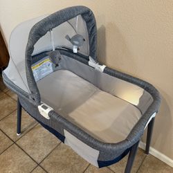 Chicco Bassinet LullaGo Deluxe (GREAT CONDITION)