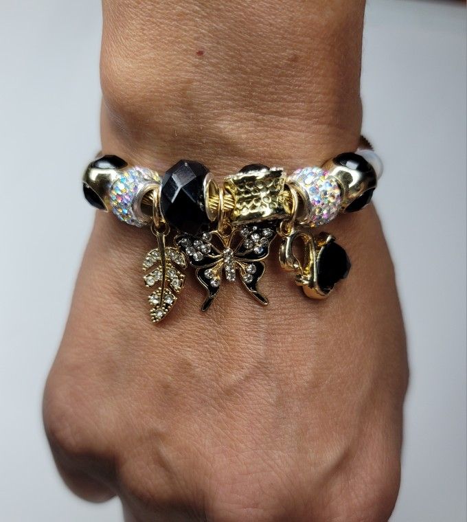 Gorgeous Black & Goldtone Sparkly Charm Bracelet. New