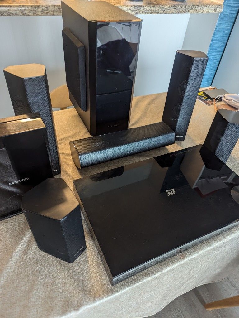 Samsung Surround Sound System With Blu-Ray Player