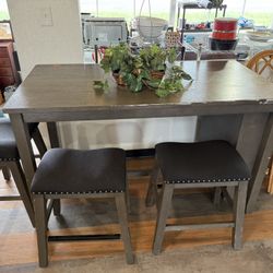 Table With 3 Steps Stools In Great Condition 