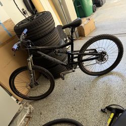 Santa Cruz Heckler Full Suspension Mountain Bike with Fox Rear Coil Shock and DT Swiss Wheels