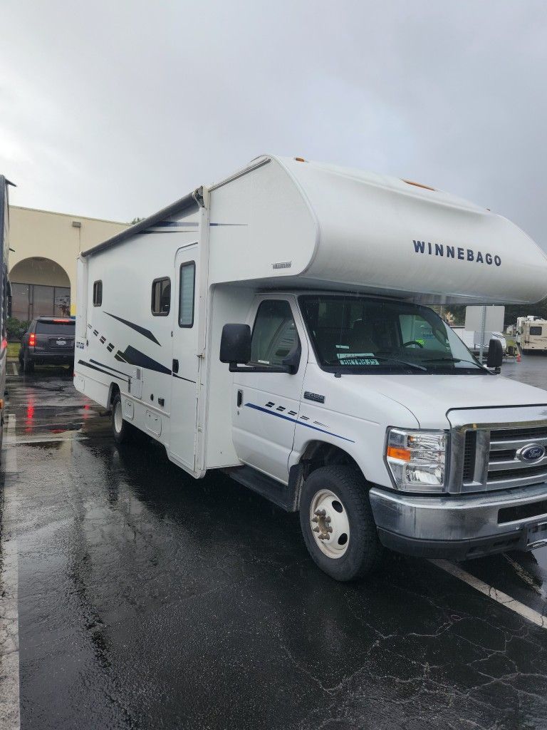 2019 Winnebago Winnebago Outlook 27D