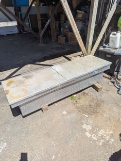 Diamond plate aluminum tool box for truck bed.