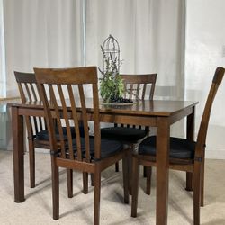 Classic Compact Kitchen Dining Table & 4 Chairs / Mesa Comedor Compacto Y 4 Sillas 