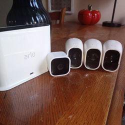 Arlo Indoor/Outdoor  Wireless 🛜 Home  Security System 