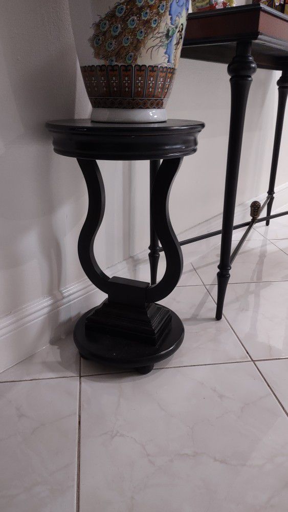 Round Regency Style Occasional End Table.