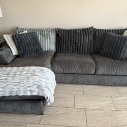 Sofá (5 Months Old)