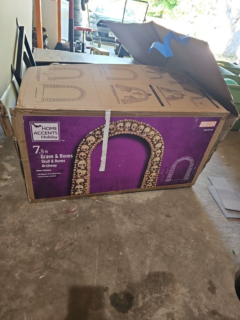 7.5ft Skull And Bone Archway From Home Depot.