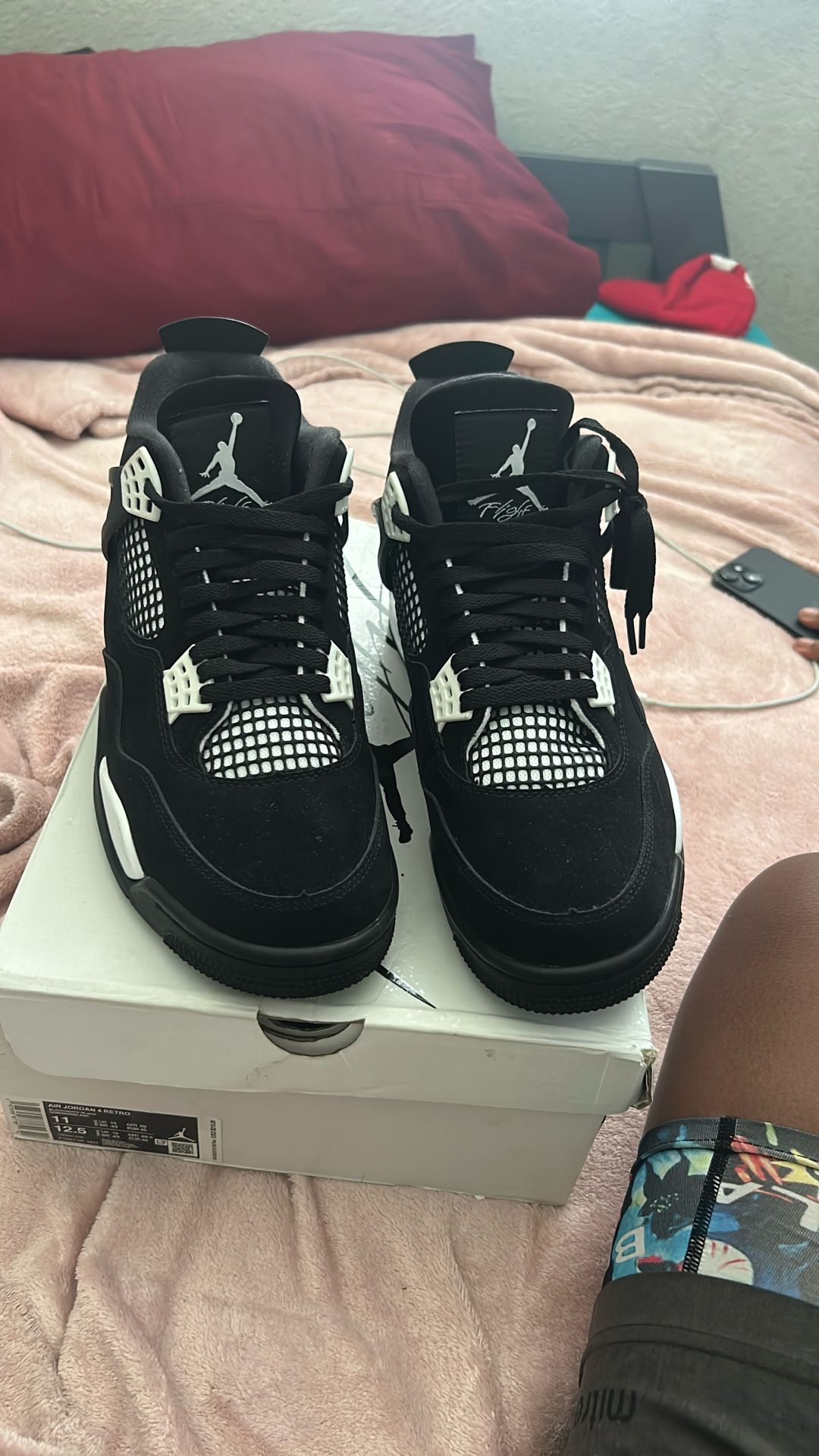 Jordan 4 white thunder