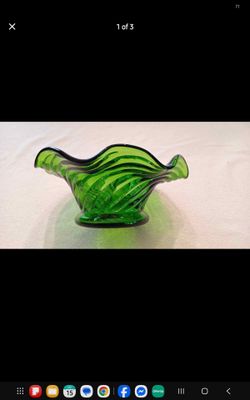 Vintage Green Swirl Ruffled Glass Bowl