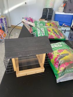 Nature’s Way Cedar Bird House/Feeder & Thistle Seed Bunde