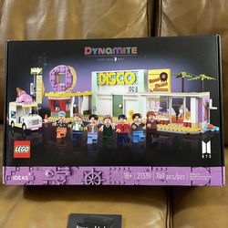 LEGO Ideas BTS Dynamite 21339 Model Kit 749 pieces with 7 Minifigures of The Famous K-pop Band, Features RM, Jin, SUGA, j-Hope, Jimin, V and Jung Kook