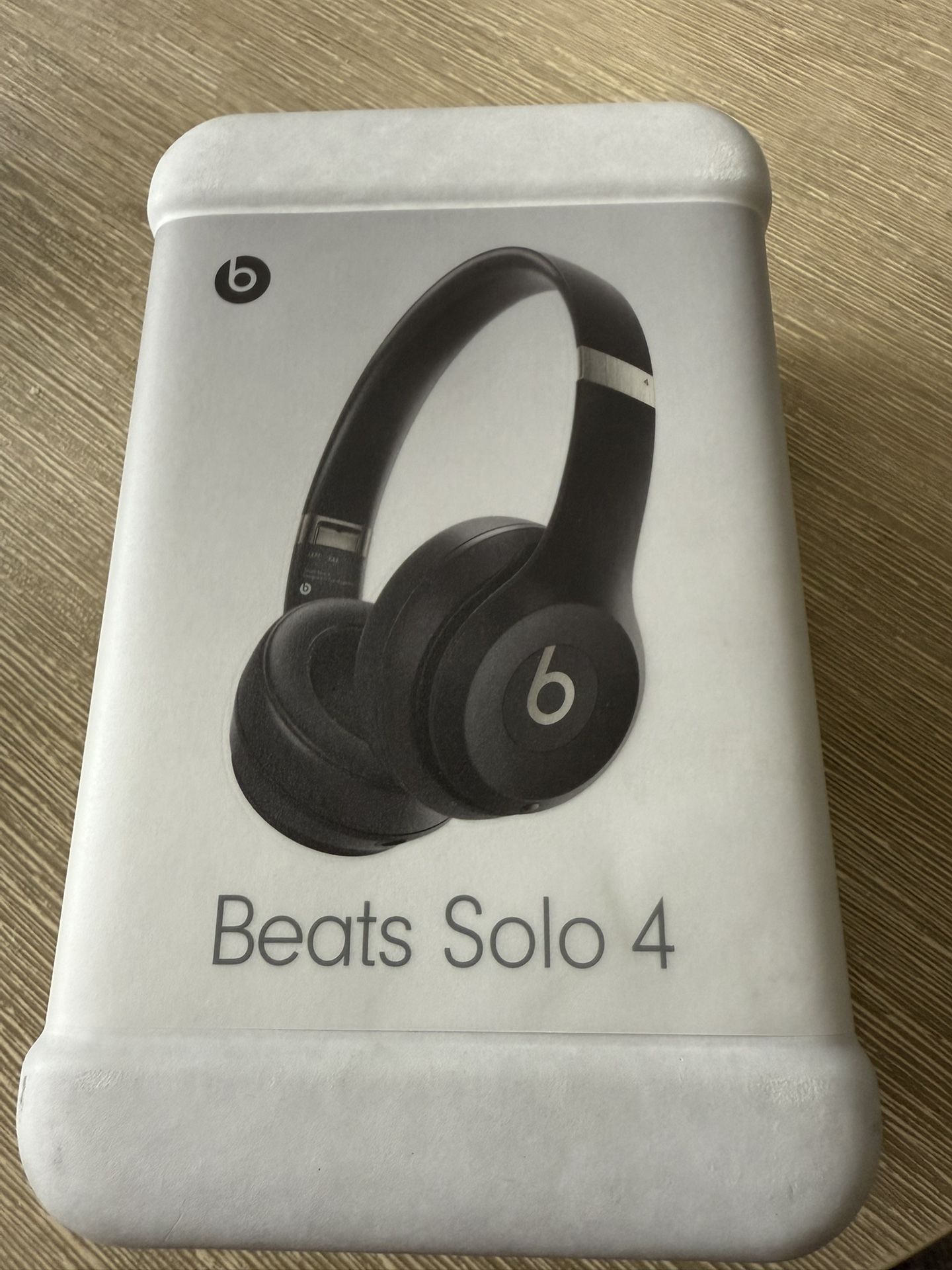 Beats Solo 4 -New in Box
