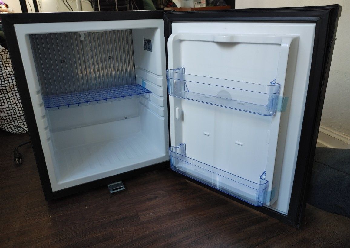 Medication/Cosmetic Refrigerator w/lock - 1 Cu.Ft - Silent