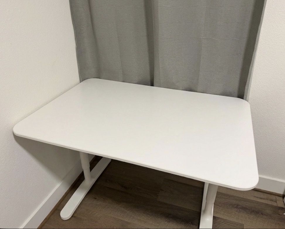 Height adjustable computer table