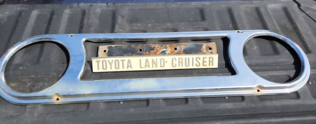 Vintage Toyota Land Cruiser FJ40 Front Grill & Badge