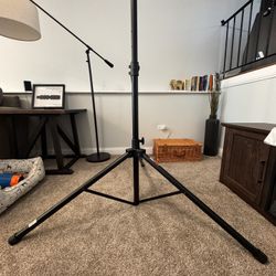LST2BK – Tripod Speaker Stand