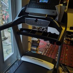 PROFORM PRO 2000 COMMERCIAL TREADMILL ( LIKE NEW & DELIVERY AVAILABLE TODAY)