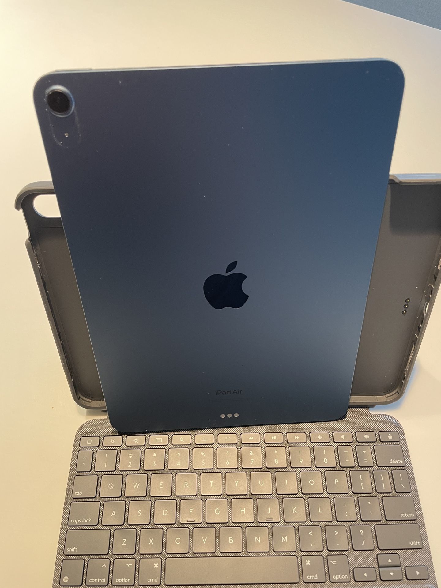 iPad 5gen + Logitech case + glass Screen protector