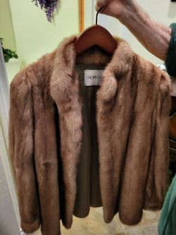Mink jackets won a Sega. The other is a hopper fur, beautiful, soft, perfect, two hundred dollars each