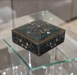 Jay Strongwater Alexander Arabesque 3" Trinket Box Square Green-Enameled Metal The image shows a small, square, green-enameled metal trinket box with