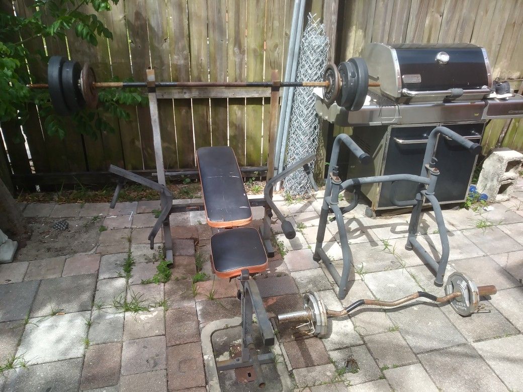 Not sure on barand but it comes withThu a dip bar set and nice curl bar with wates and some bum bells and got all kinds call me613497399. Shaw