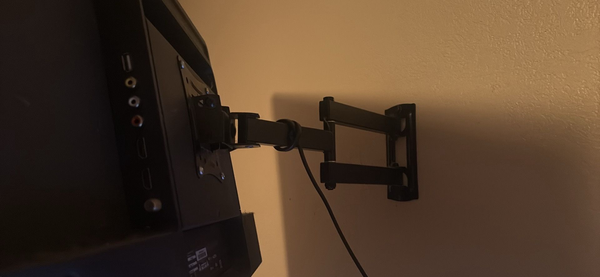 Vizio 32” With Wall Mount 