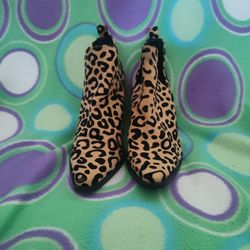 Las Botas Son De Color Amarillas Con Negro Y Talla 8 