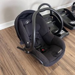 Maxi Cosí 30 Infant Car Seat And Accessories 