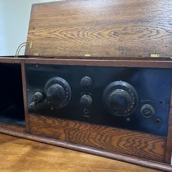 BEAUTIFUL DECORATIVE ANTIQUE KNIGHT RADIO!!! 